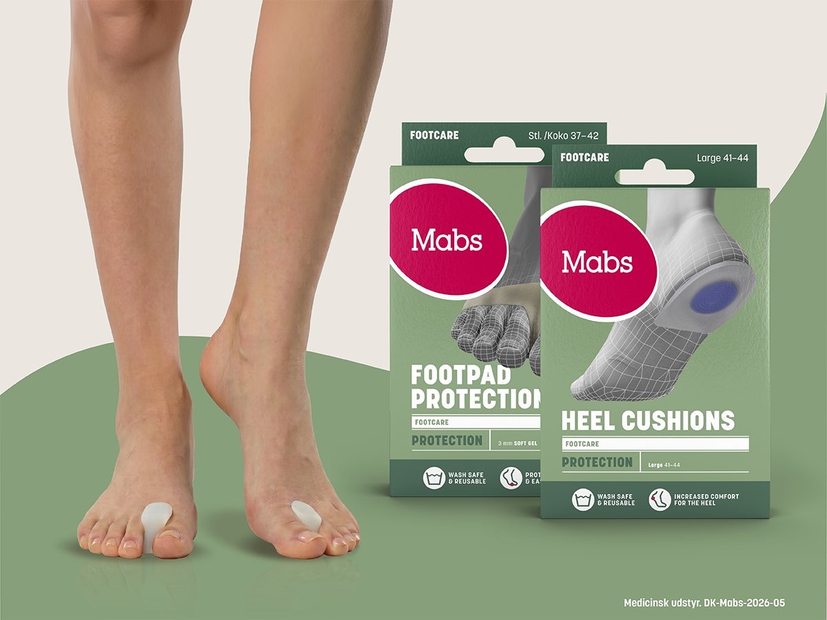 Fødder med Mabs tåskillere og to pakker med Mabs fodpleje: Footpad Protection og Heel Cushions.
