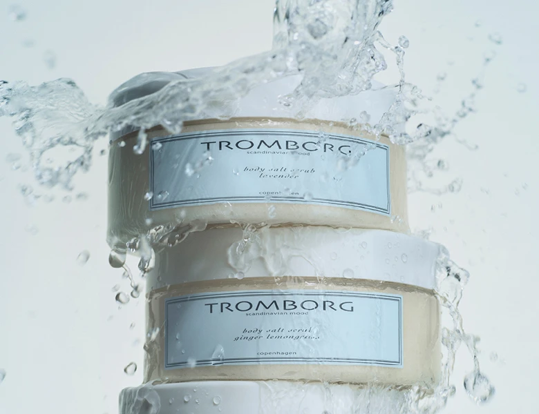 Her ses Tromborg body lotion i hvide krukker på en lys baggrund.