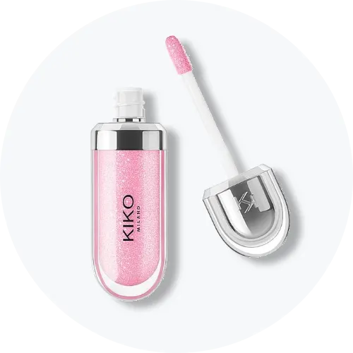 Her ses et billede af en lyderød lipgloss fra Kiko Milano placeret mod en lys baggrund.