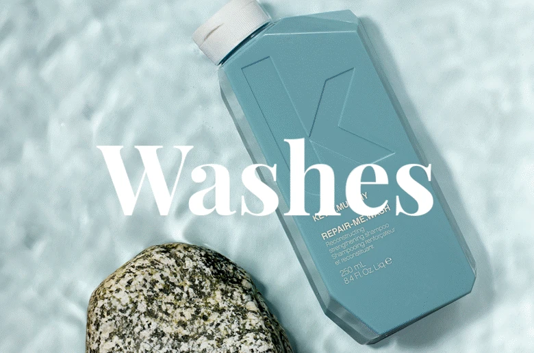 Her ses "Washes" i hvid med vand og et blåt produkt som baggrund. 