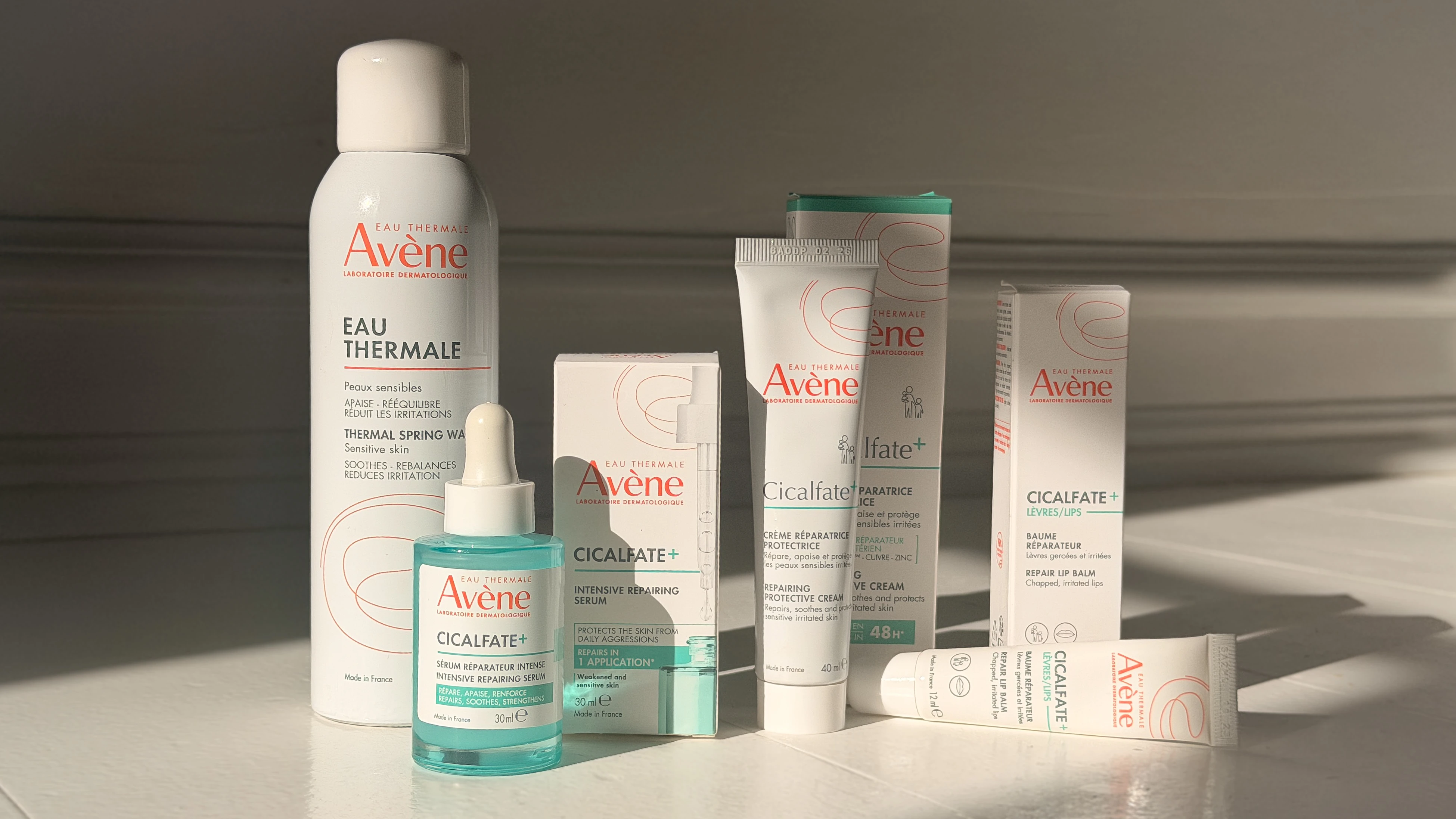 Avène hudplejeprodukter: Eau Thermale spray, Cicalfate+ serum, beskyttende creme og læbebalsam.