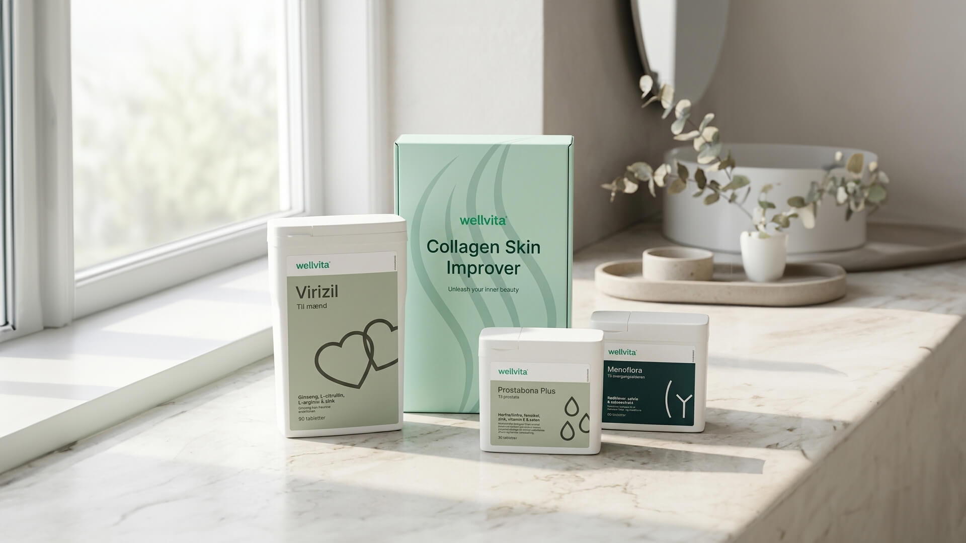 Fire Wellvita produkter står på en lys marmorbordplade ved et vindue i rolige omgivelser: Virizil, Collagen Skin Improver, Prostabona Plus og Menoflora.