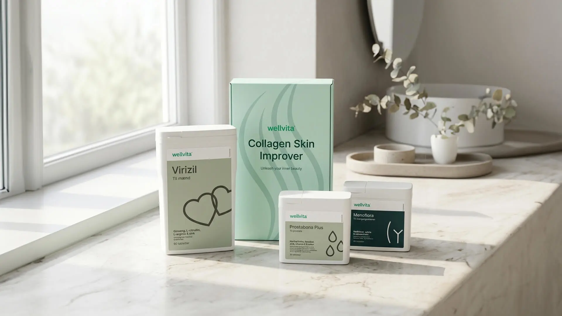 Fire Wellvita produkter står på en lys marmorbordplade ved et vindue i rolige omgivelser: Virizil, Collagen Skin Improver, Prostabona Plus og Menoflora.
