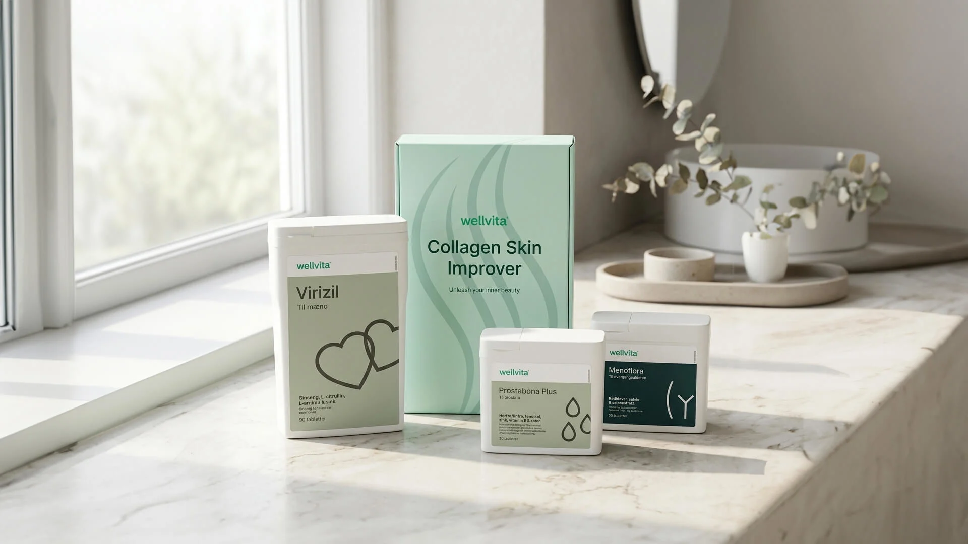 Fire Wellvita produkter står på en lys marmorbordplade ved et vindue i rolige omgivelser: Virizil, Collagen Skin Improver, Prostabona Plus og Menoflora.
