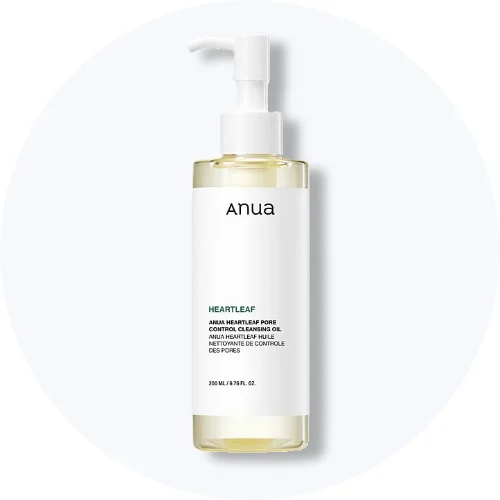 Her ses en Anua Heartleaf Pore Control Cleansing Oil i en gennemsigtig pumpeflaske på en lys baggrund.