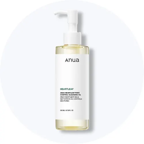 Her ses en Anua Heartleaf Pore Control Cleansing Oil i en gennemsigtig pumpeflaske på en lys baggrund.