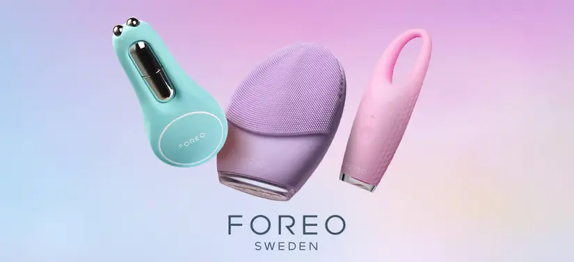 Her ses et logo med tre produkter ovenover - et i blå, et i lilla og et i lyserød. Baggrunden har en obre effekt fra blå-lilla-lyserød.