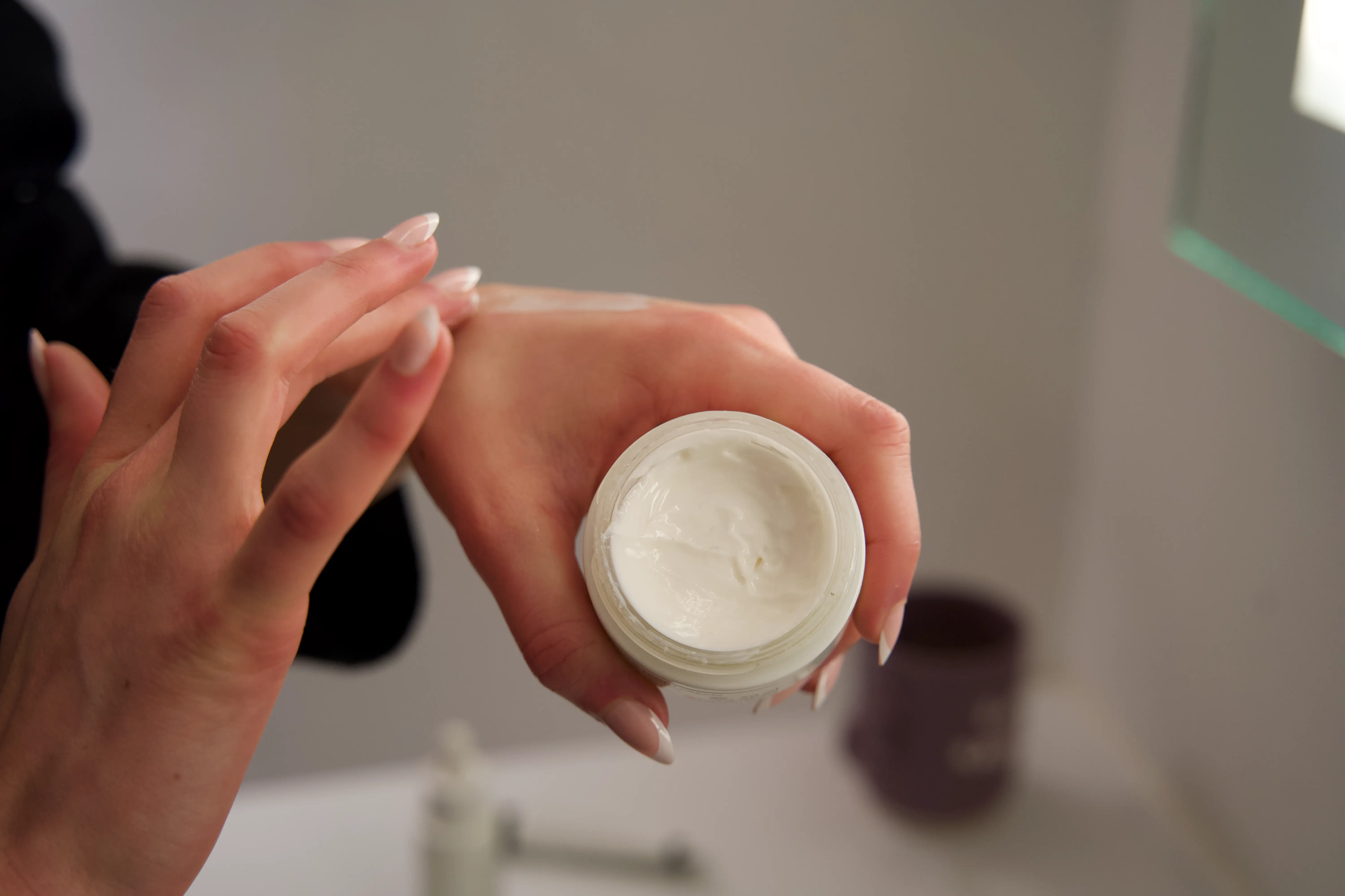 Creme der bliver smurt ud på håndoverflade for at vise konsistens