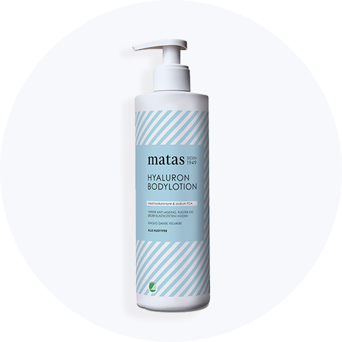 Her ses en bodylotion fra Matas Striber. Den er stor og lyseblå. Baggrunden er lys.