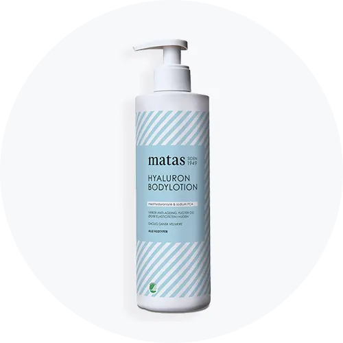 Her ses en bodylotion fra Matas Striber. Den er stor og lyseblå. Baggrunden er lys.
