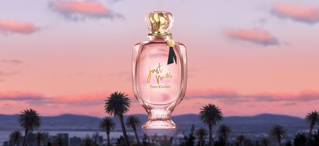 Her ses en Juicy Couture parfume på en baggrund af en solnedgang med bjerge og palmer i horisonten.
