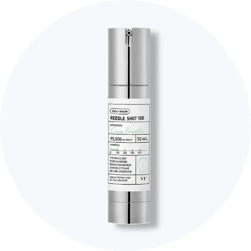Her ses et VT Cosmetics Cica x Hyalon Reedle Shot 100 serum i sølvfarvet pumpeflaske på en lys baggrund.