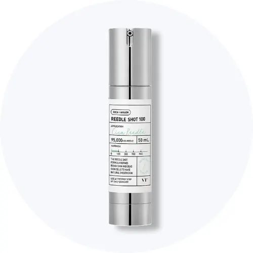 Her ses et VT Cosmetics Cica x Hyalon Reedle Shot 100 serum i sølvfarvet pumpeflaske på en lys baggrund.