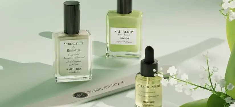 Her ses tre forskellige Nailberry produkter, som alle er i grønlige nuancer. Baggrunden er mintgrøn og har en plante og en neglefil.