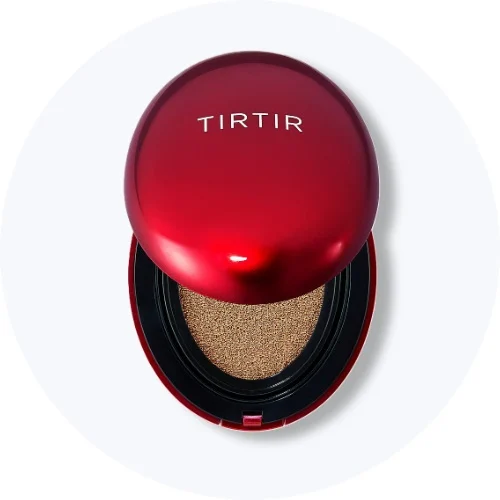 Her ses en TIRTIR cushion foundation i rød emballage på en lys baggrund.