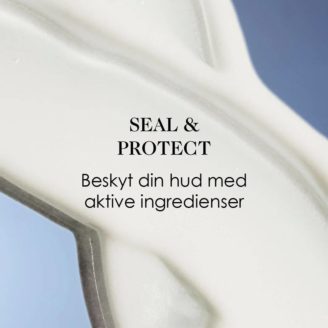 Her ses en blå baggrund med noget hvidt creme smurt ud. I midten ses en sort tekst.