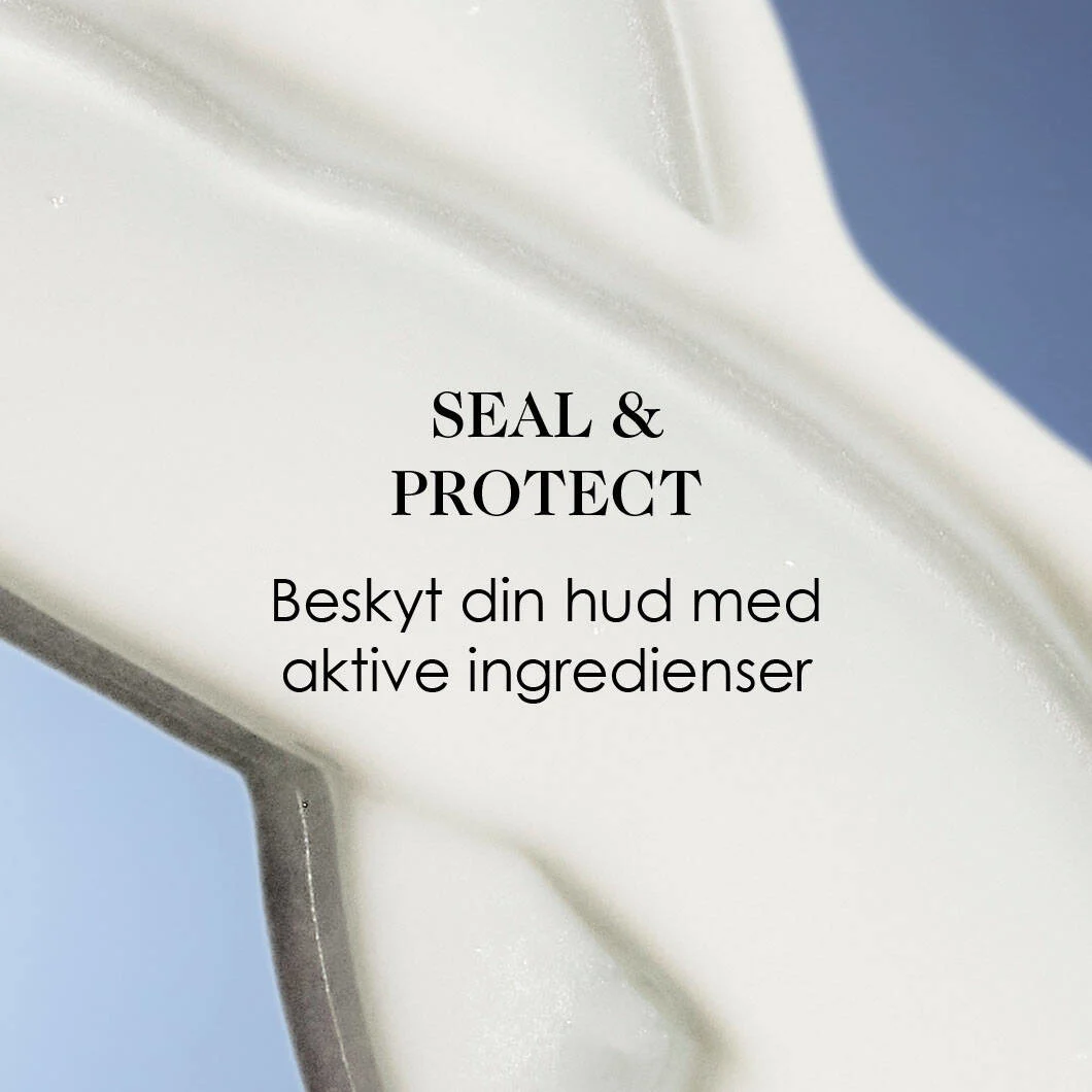 Her ses en blå baggrund med noget hvidt creme smurt ud. I midten ses en sort tekst.