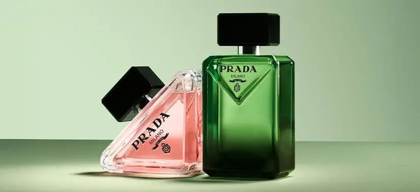 Her ses en grøn baggrund med to Prada parfumer - en lyserød og en grøn. 