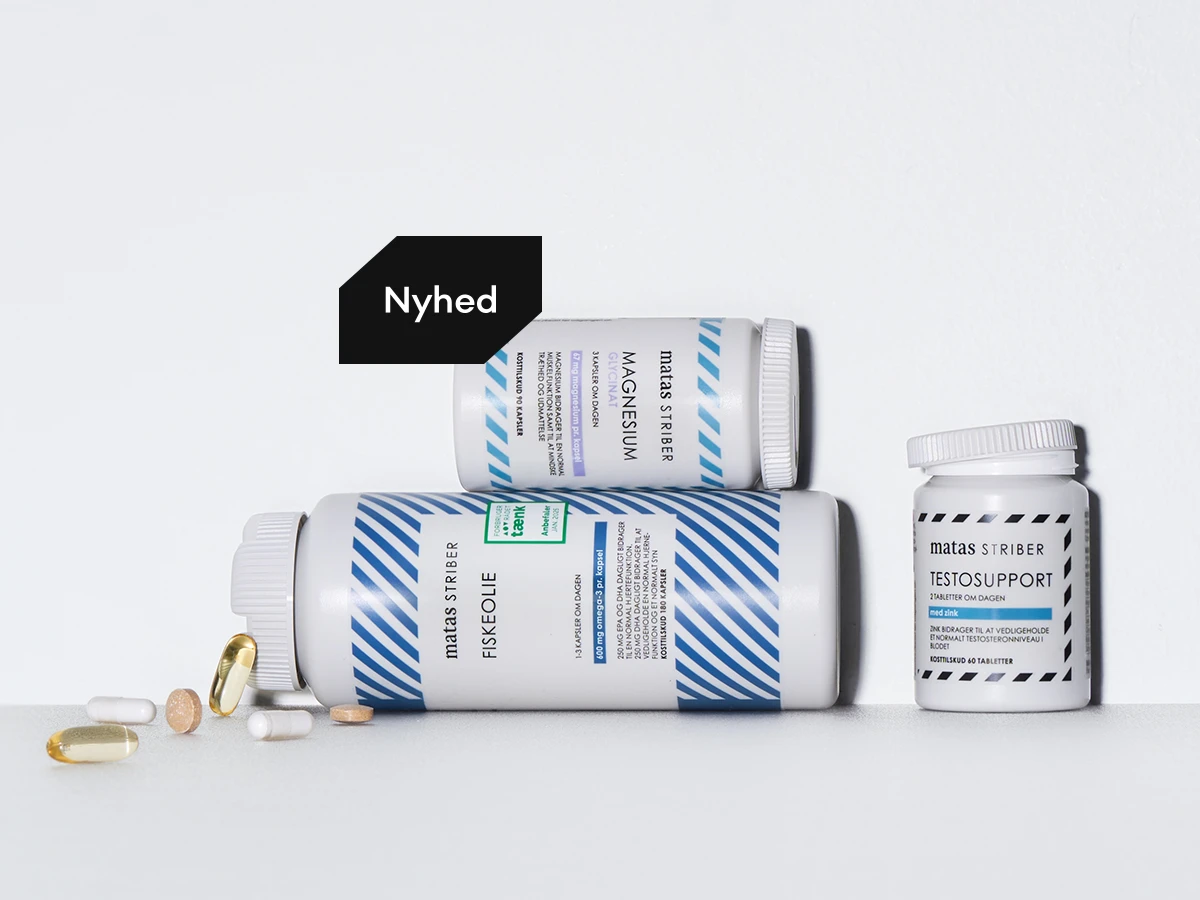 Nyhed: Tre Matas Striber kosttilskud - Magnesium, Fiskeolie og Testosupport. Kapsler og piller spredt foran flaskerne.