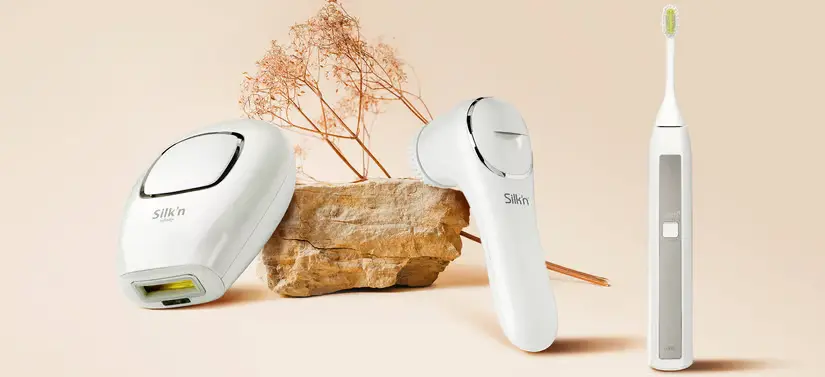 Her ses en beige baggrund med en sten og en plante samt tre hvide produkter. 