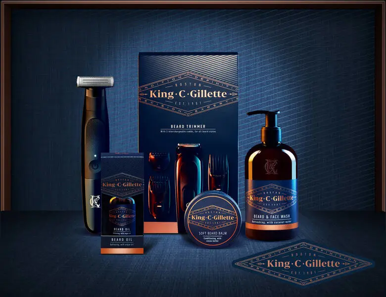 Her ses forskellige Gillette produkter i mørkeblå og orange. Baggrunden er mørkeblå.