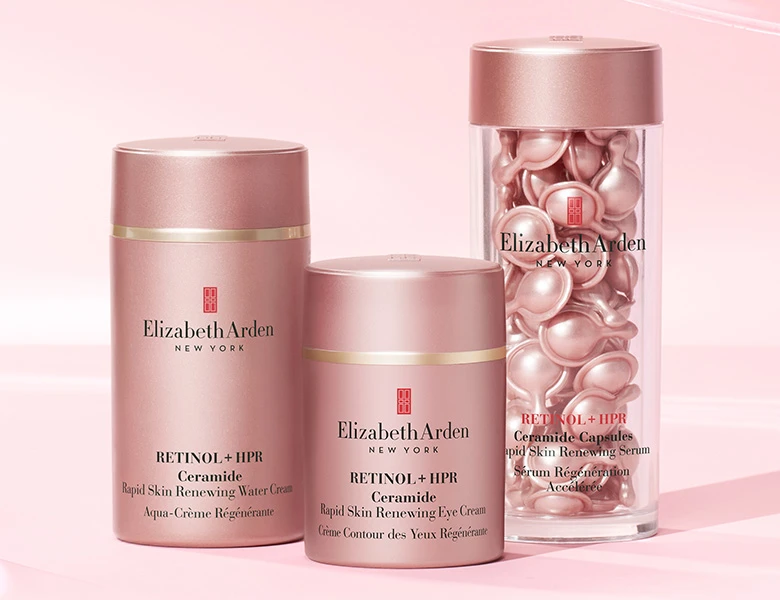Her ses Elizabeth Arden hudplejeprodukter i lyserød emballage på en lyserød baggrund.