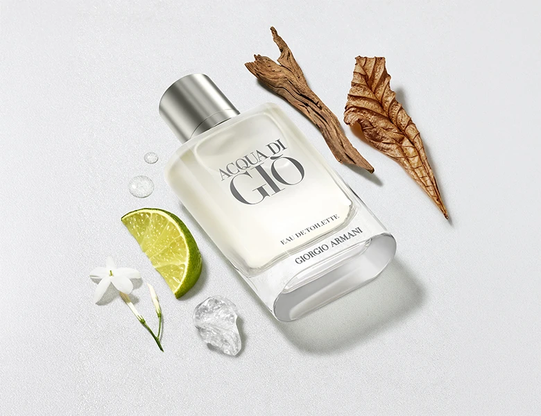 Her ses Giorgio Armani Acqua di Giò Eau de Toilette sammen med lime, blomster og træ.