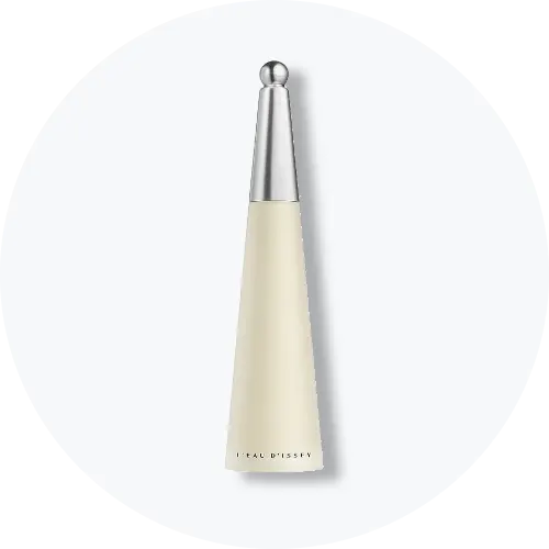 Her ses Issey Miyake L’Eau d’Issey i en høj, slank parfumeflakon med lyst indhold og sølvfarvet kegleformet låg. Flakonen står centralt mod en lys, rund baggrund.