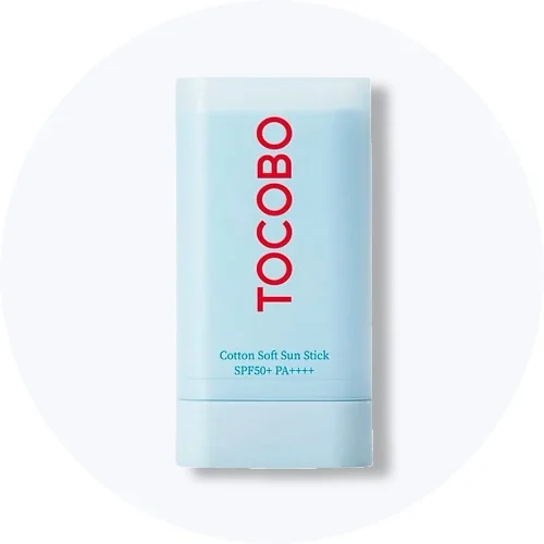Her ses en TOCOBO Cotton Soft Sun Stick SPF 50+ i lyseblå emballage på en lys baggrund.