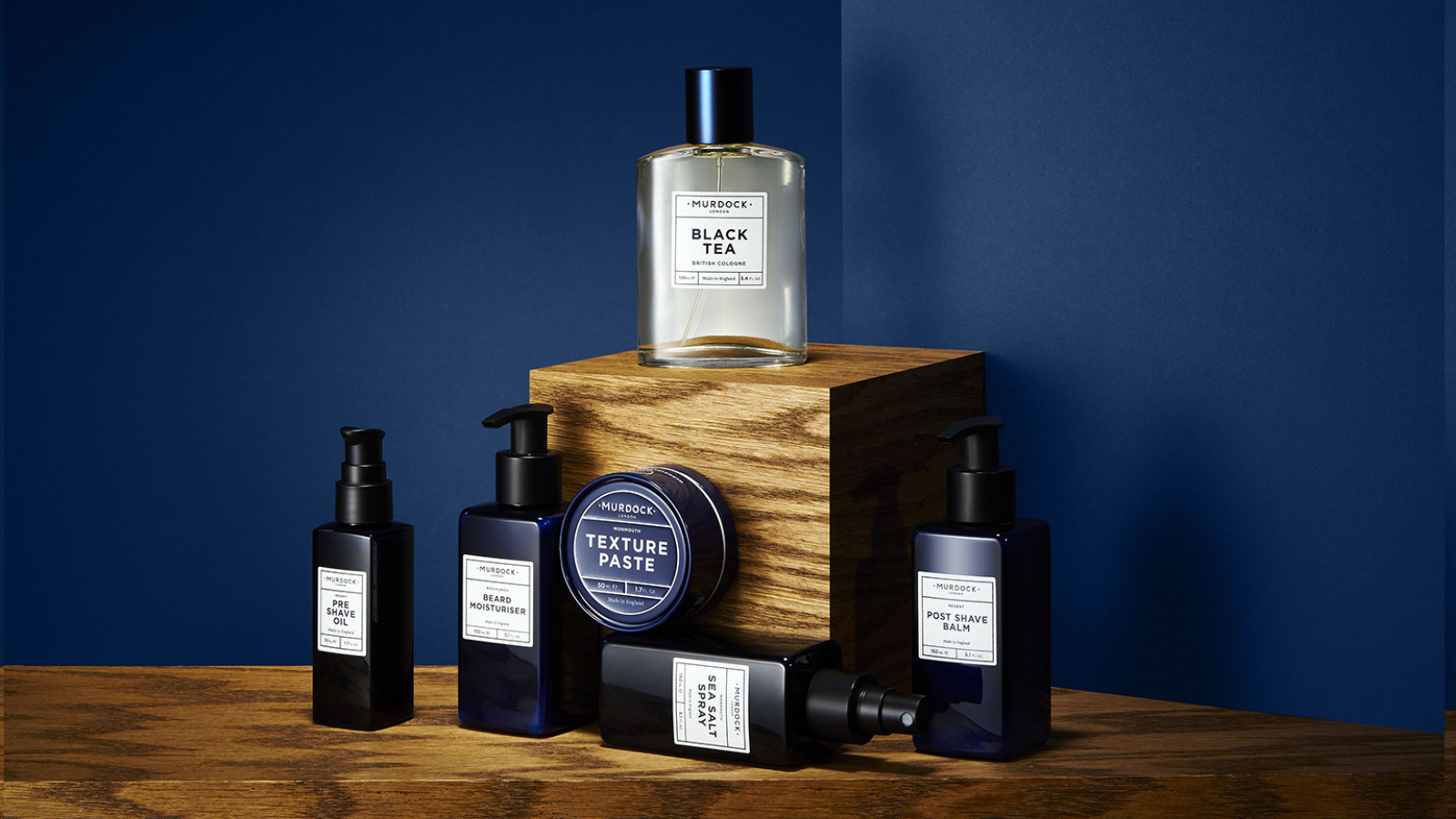 Murdock London herreplejeprodukter: Black Tea cologne, Pre Shave Oil, Beard Moisturiser og stylingprodukter.