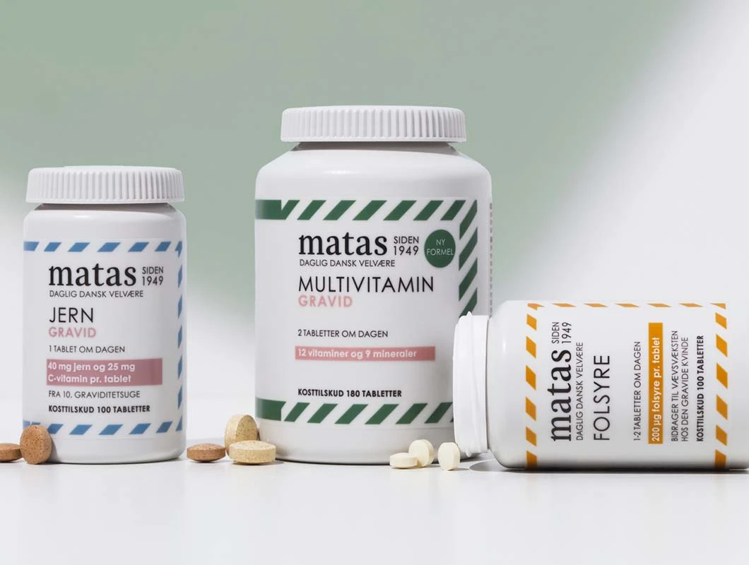 Tre Matas Striber kosttilskud til gravide er stablet på lys baggrund: multivitamin, jern og folsyre.