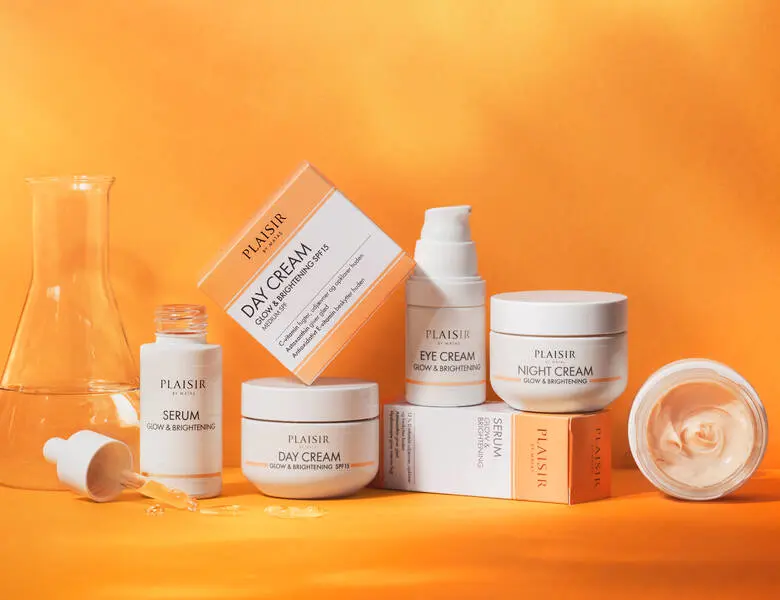 Her ses en orange baggrund med flere hvide produkter.