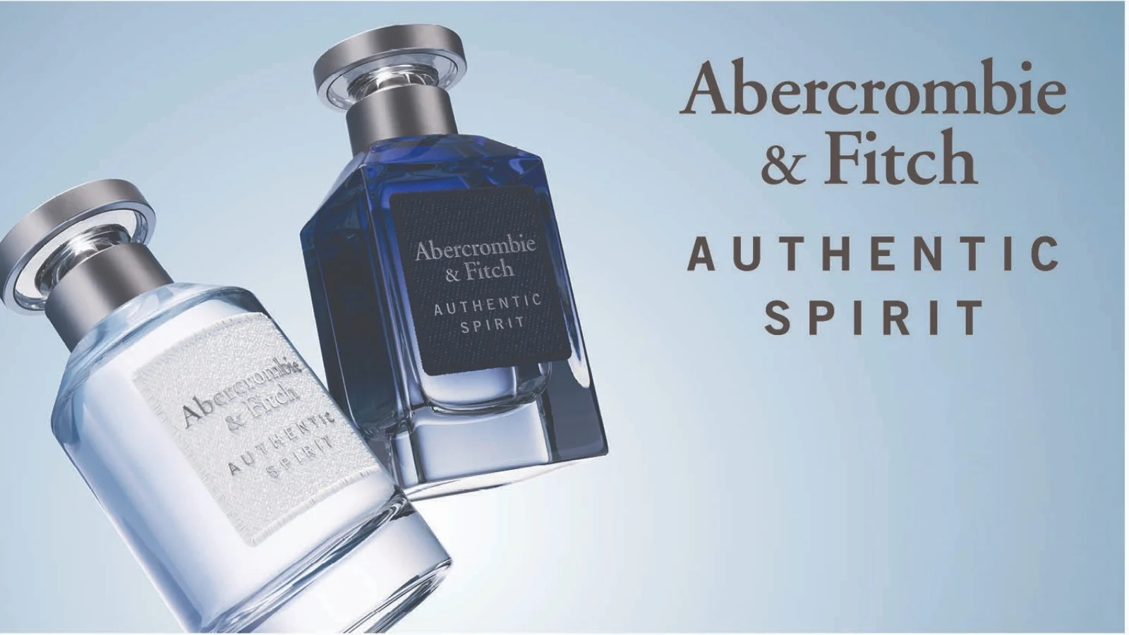 Her ses to Abercrombie & Fitch Authentic Spirit-parfumeflakoner i lyseblå og mørkeblå nuancer med sølvfarvede låg mod en lyseblå baggrund.