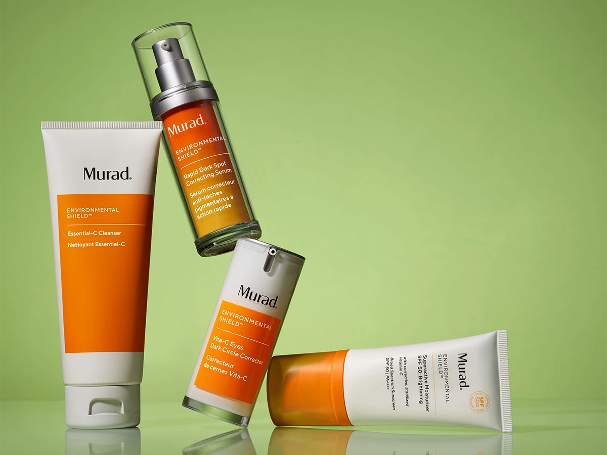 Murad Environmental Shield produkter: Essential-C Cleanser, Rapid Dark Spot Correcting Serum, Vita-C Eyes Dark Circle Corrector og Superactive Moisturizer SPF 50.