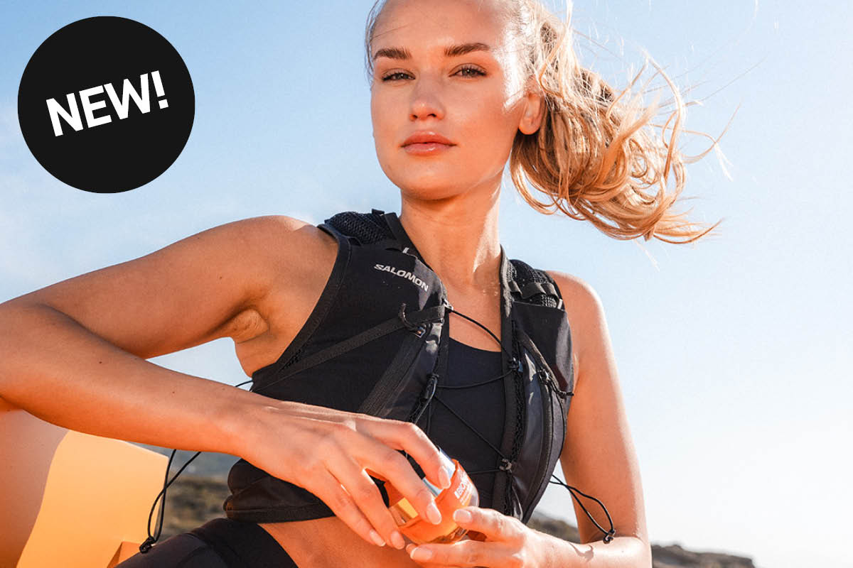 Henkilö pitää oranssia Biotherm-purkkia kirkkaan taustan edessä.