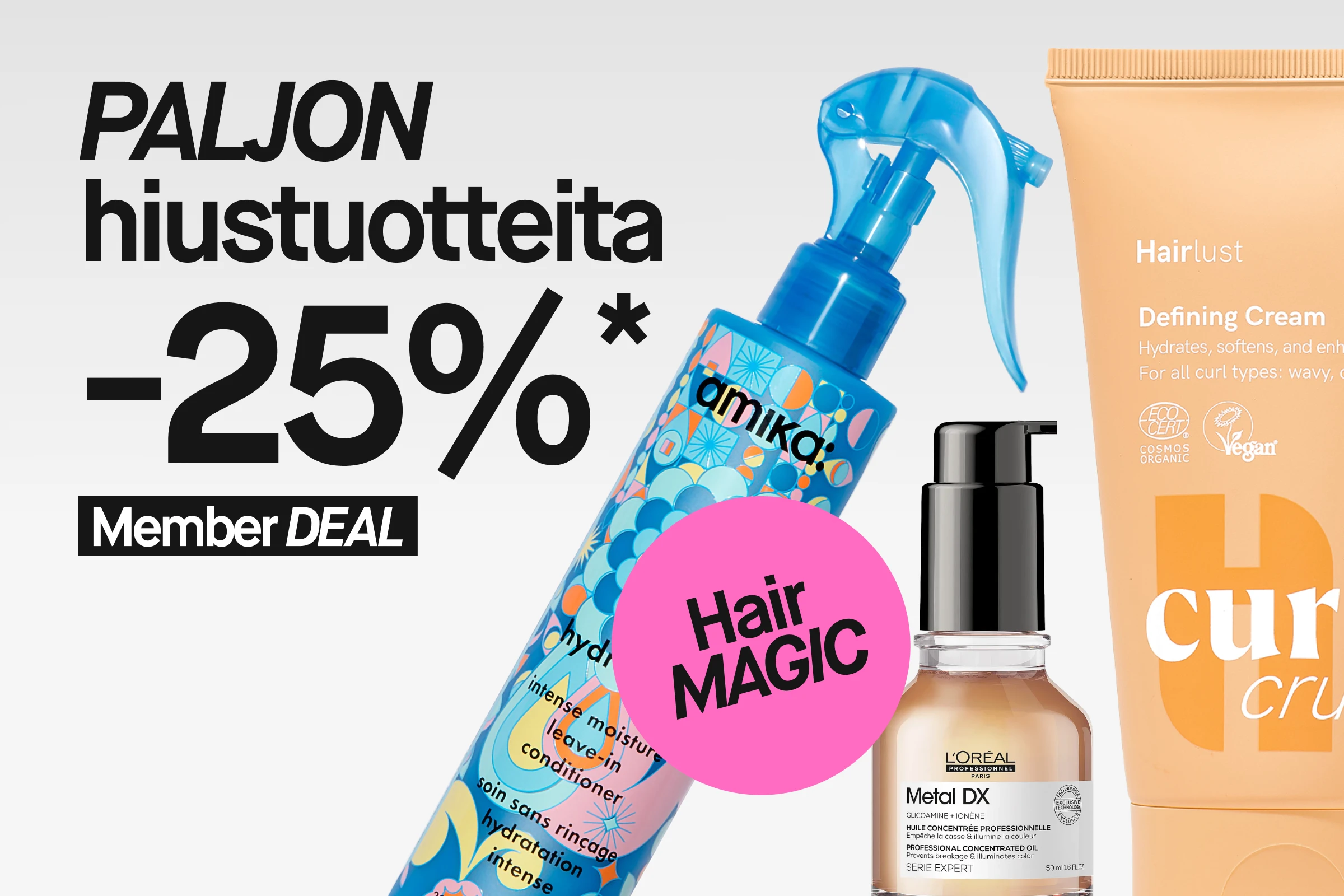 Kampanjakuva, jossa teksti ”Massor av hårprodukter 25%” ja ”Member DEAL”. Kuvassa useita hiustuotteita, kuten sininen Amika-suihkepullo, oranssi Curl Crush -tuubi Hairlustilta, vihreä Björn Axén -pullo ja pieni lasinen hiustuotepullo. Vaaleanpunainen ympyrä, jossa teksti ”Hair MAGIC”.