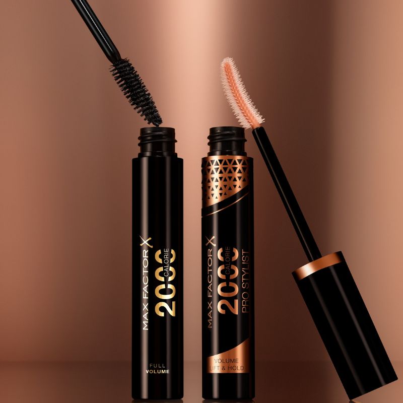 To Max Factor-mascaraer med synlige børster, mot en kobberfarget bakgrunn.
