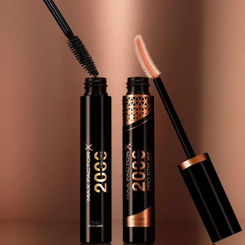 To Max Factor-mascaraer med synlige børster, mot en kobberfarget bakgrunn.