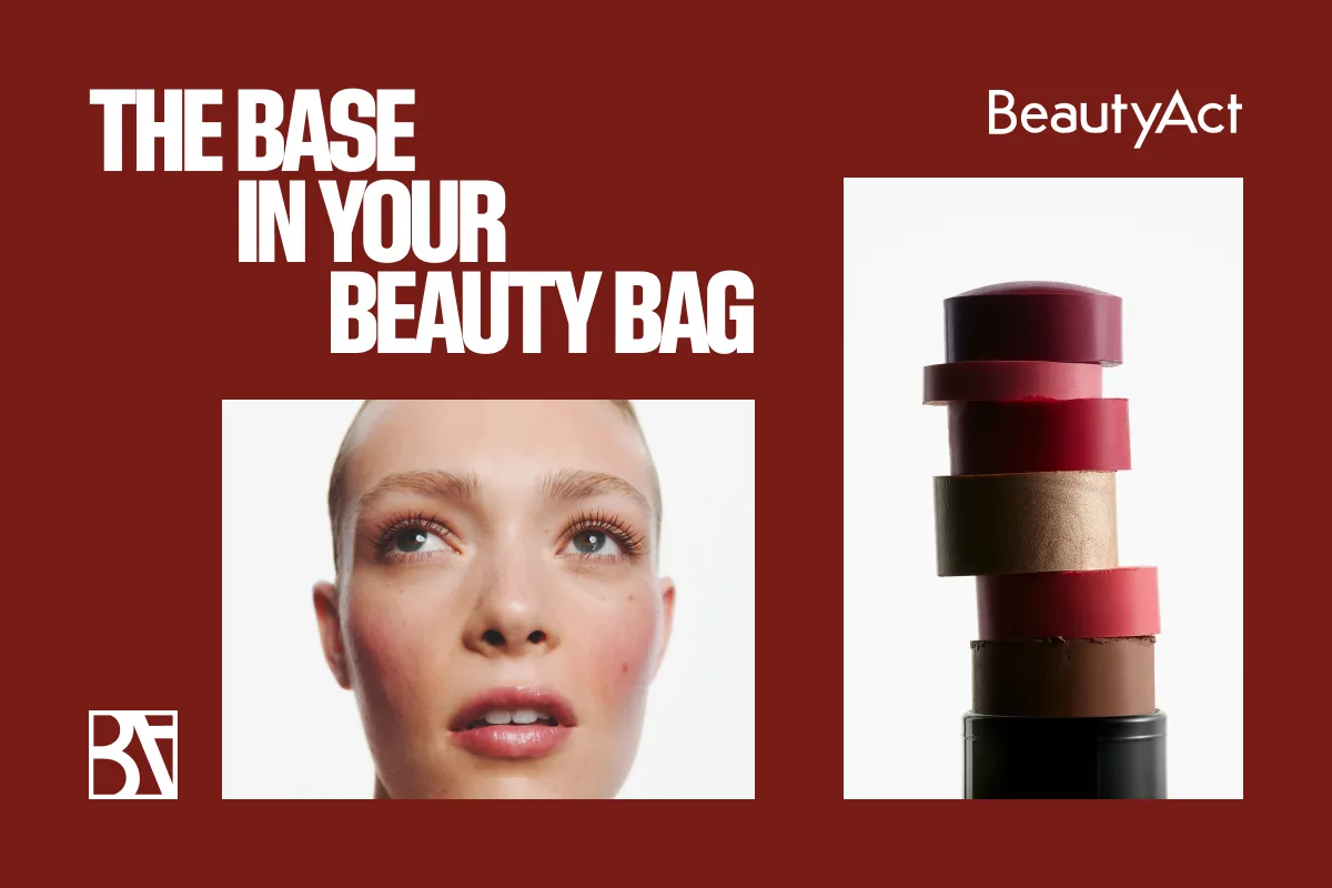Röd bakgrund med texten "THE BASE IN YOUR BEAUTY BAG" i vit skrift. Till höger finns en stapel med sminkprodukter i olika färger. Nederst till vänster finns BeautyAct-logotypen.
