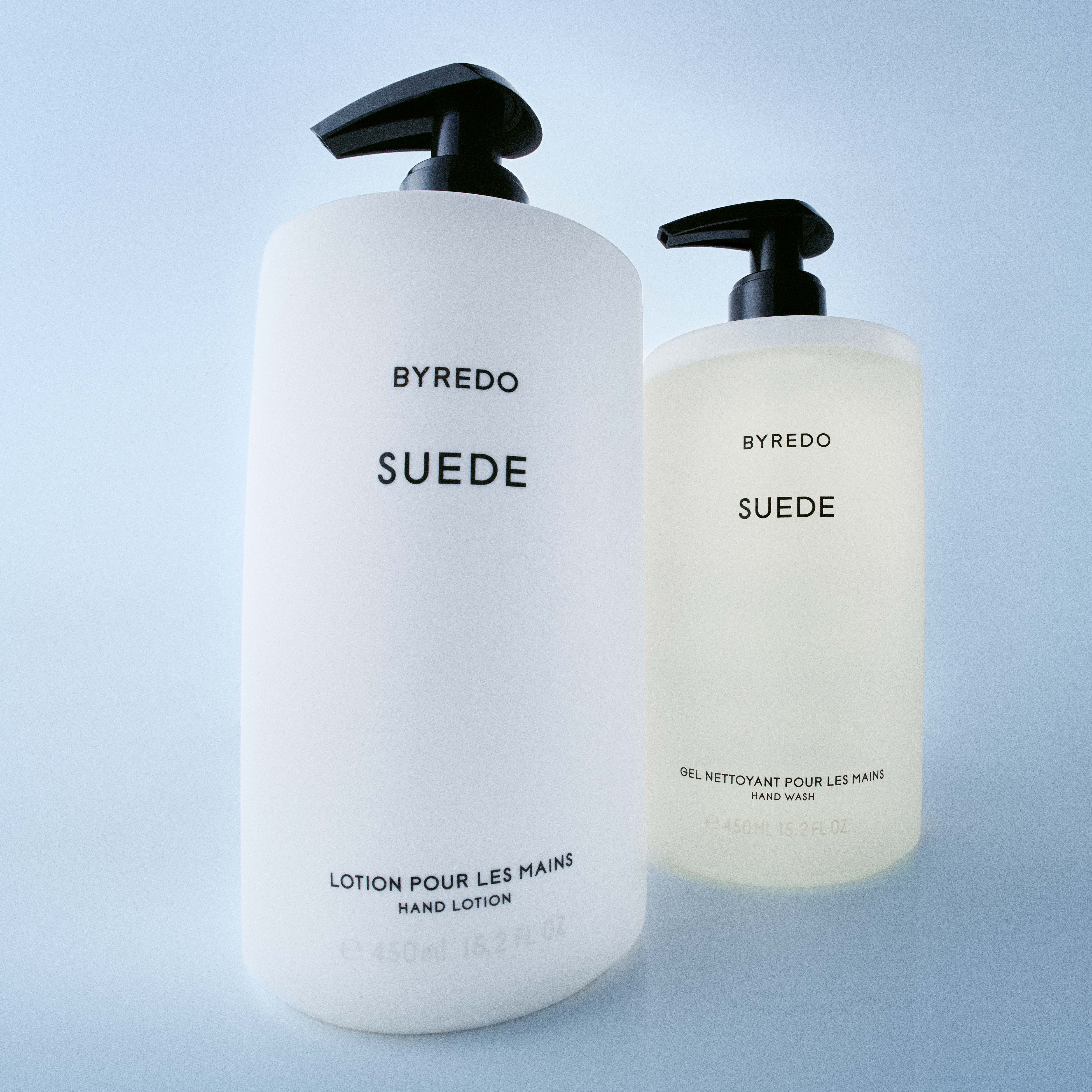 Kaksi Byredo Suede -käsituotetta pumppupulloissa vaalealla taustalla.