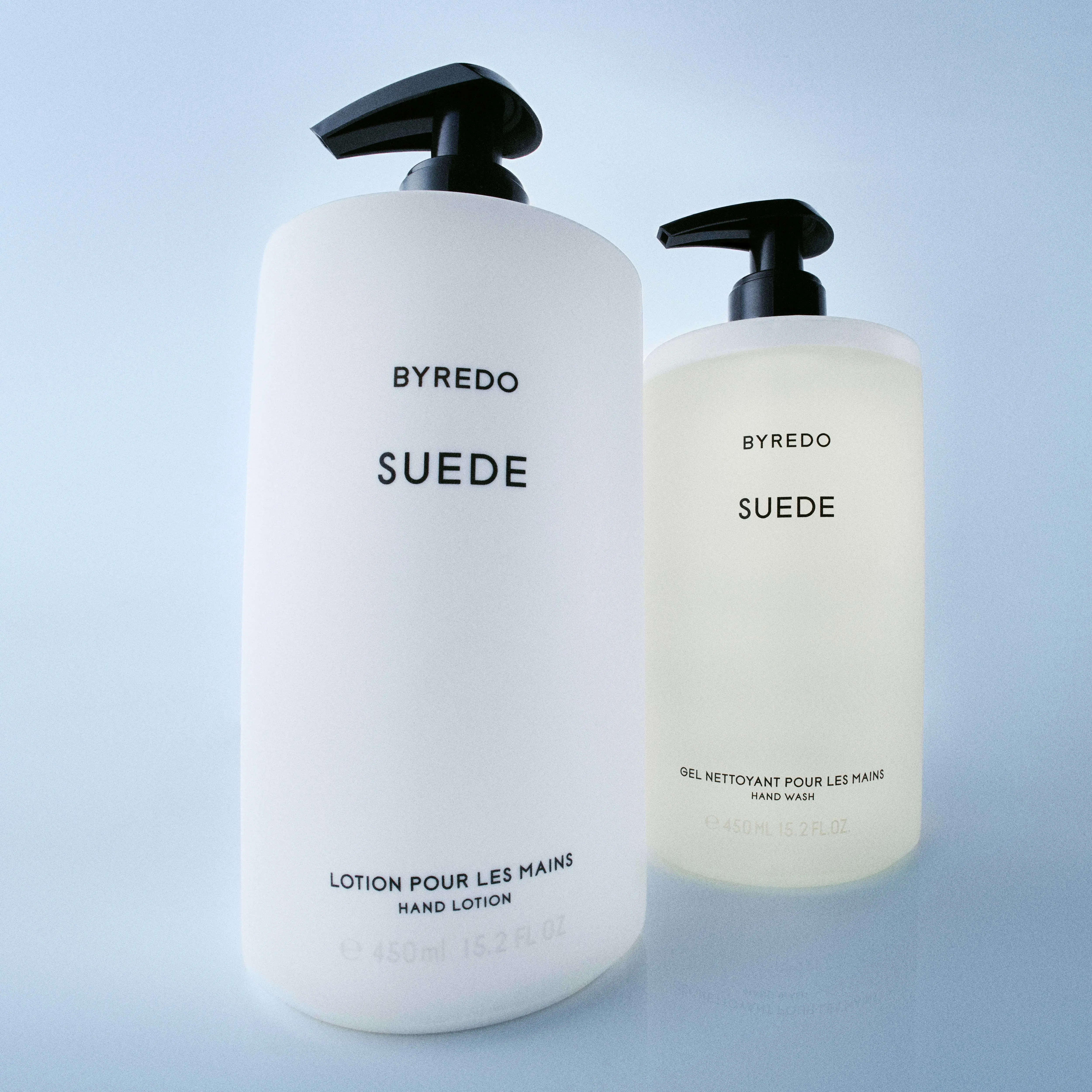 Kaksi Byredo Suede -käsituotetta pumppupulloissa vaalealla taustalla.