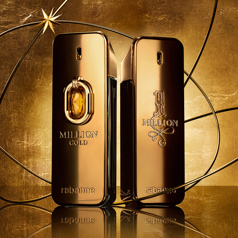 Två guldfärgade sprayflaskor står mot en bakgrund med guldtoner. En stjärna och cirkulära linjer omger flaskorna.