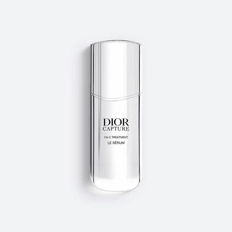 Pullo Dior Capture OX-C Treatment Le Sérumia. Pullo on valkoinen ja siinä on elegantti muotoilu, ja etupuolelle on painettu teksti ”Dior Capture OX-C Treatment Le Sérum”. Tausta on valkoinen.
