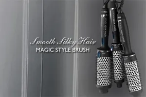 Tre rundhårborstar med texten "Smooth Silky Hair Magic Style Brush" mot en grå bakgrund.