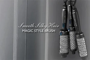 Tre runde hårbørster med teksten «Smooth Silky Hair Magic Style Brush» på grå bakgrunn.