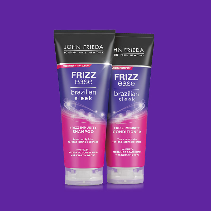 Kaksi hiustenhoitotuotetta John Friedalta, shampoo ja hoitoaine sarjasta ”Frizz Ease Brazilian Sleek”. Tuotteissa on violetti ja vaaleanpunainen kuvio, ja ne on sijoitettu violettia taustaa vasten.