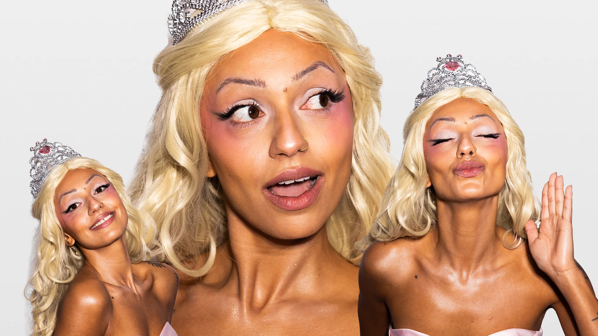 Bildet viser samme person med blondt hår og en tiara, kledd i en rosa kjole, i tre forskjellige positurer og vinkler. Personen står mot en hvit bakgrunn.