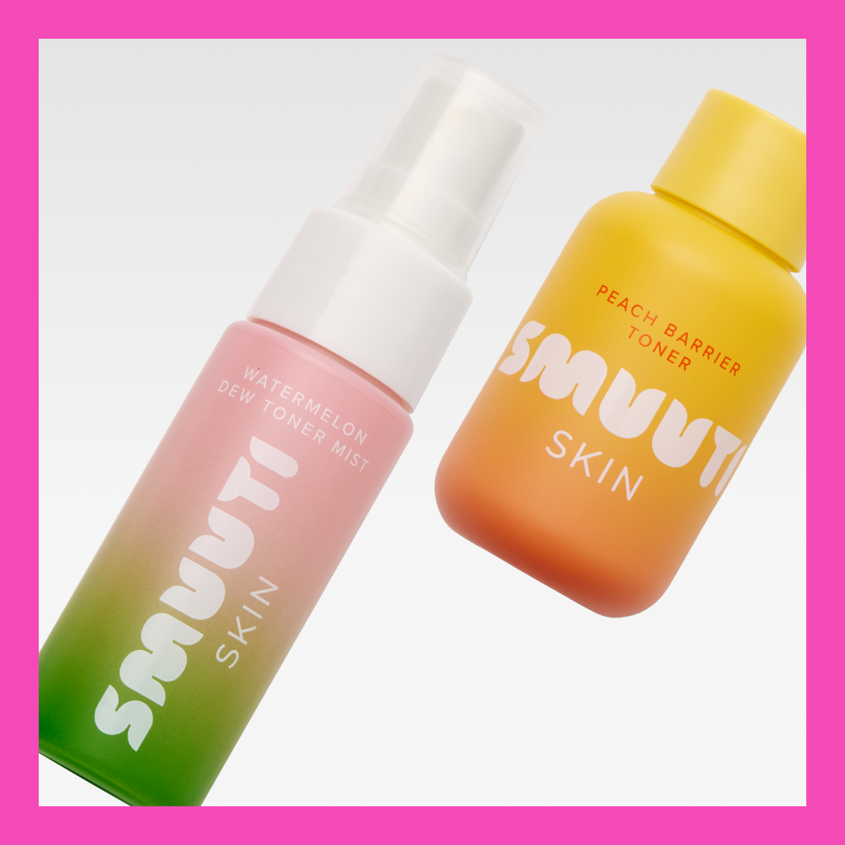 Kaksi kasvovettä Smuuti Skiniltä. Toinen on "Watermelon Dew Toner Mist" vaaleanpunaisessa ja vihreässä pullossa, jossa on valkoinen teksti ja valkoinen spraykorkki, ja toinen on "Peach Barrier Toner" oranssissa ja keltaisessa pullossa, jossa on valkoinen teksti ja keltainen korkki.