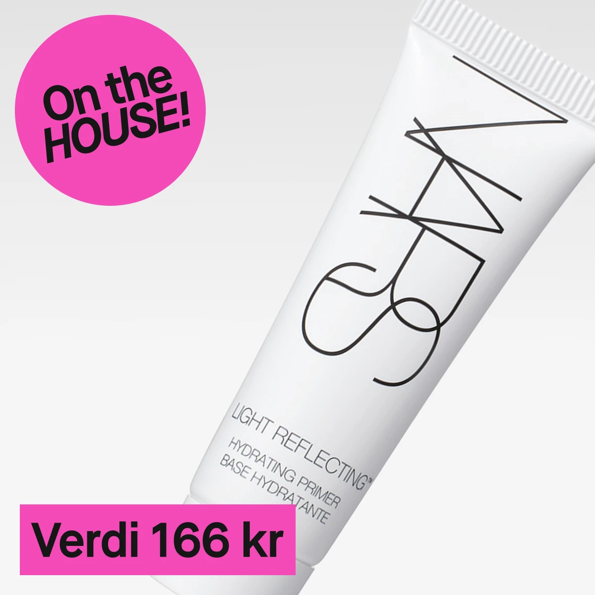Et nærbilde av en hvit tube med svart tekst. Teksten på tuben lyder "NARS Light Reflecting Hydrating Primer". Bakgrunnen er lys grå og en rosa sirkel med teksten "On the HOUSE!" vises til venstre. Under produktet er det en rosa rektangel med teksten "Verdi 166 kr".