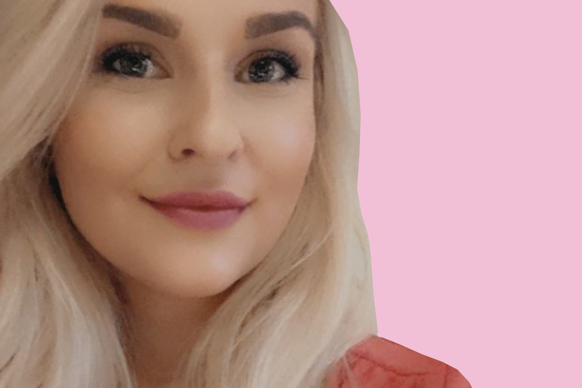 En välsminkad kvinna med blont, utsläppt hår.